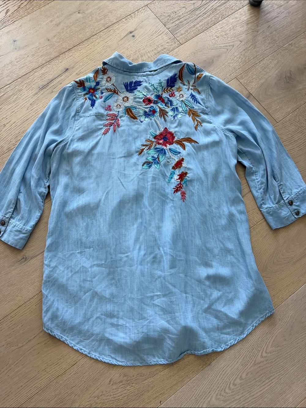 Soft Surroundings Embroidered Tunic Top Chambray Tencel Aveline Size Large - Picture 6 of 10